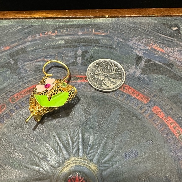 GOLD tone vintage umbrella and floral brooch - Picture 2 of 9